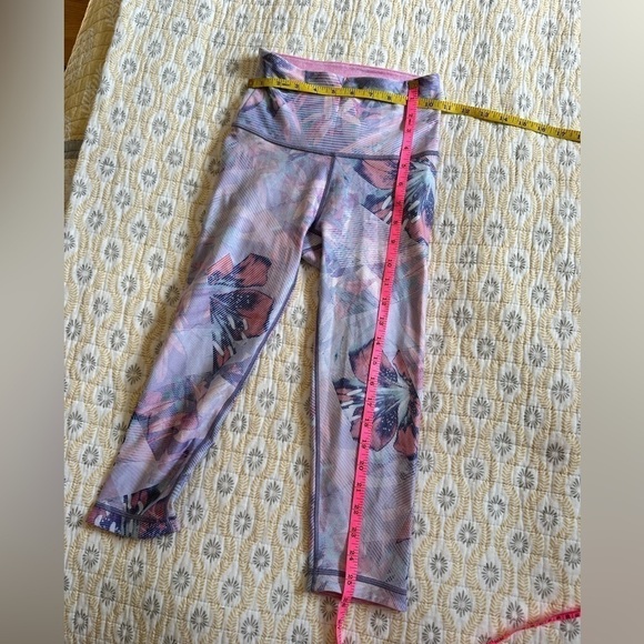 Peloton XS Pink/Purple Capri Leggings - Picture 8 of 8